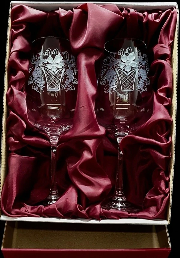 Přátelské sklenice na víno / KOŠÍČEK S VÍNEM