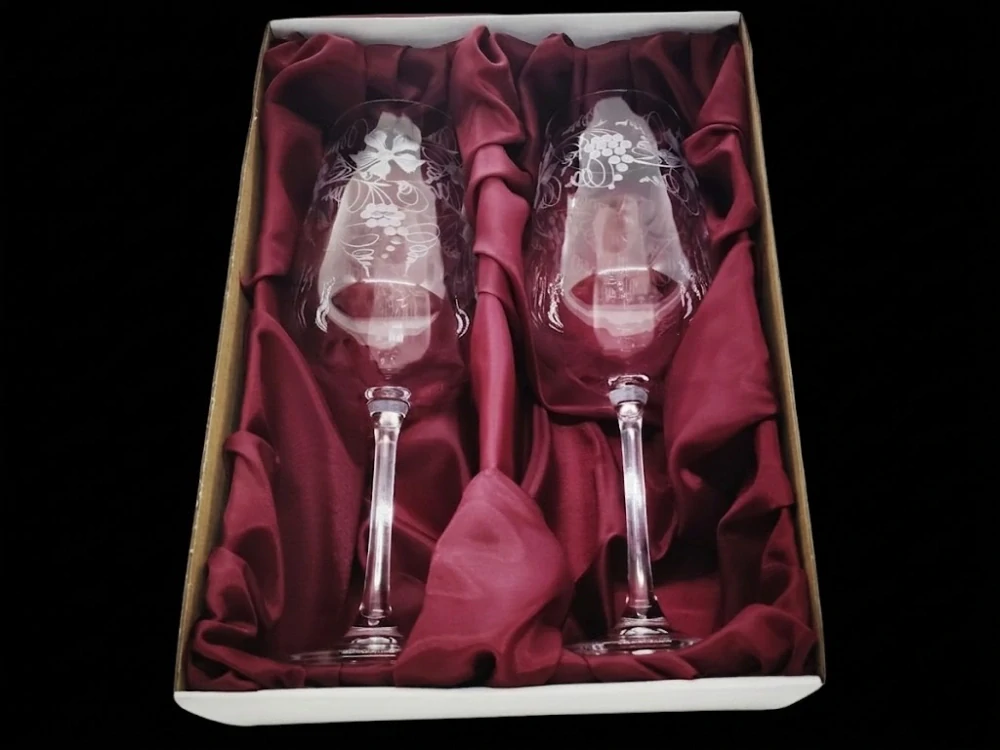 Přátelské sklenice na víno / VÍNO