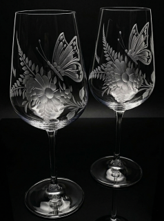 Přátelské sklenice na víno / MOTÝL